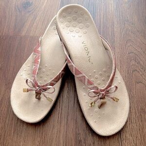 Gently worn Vionic Bella flip flop sandals size 9 1/2
